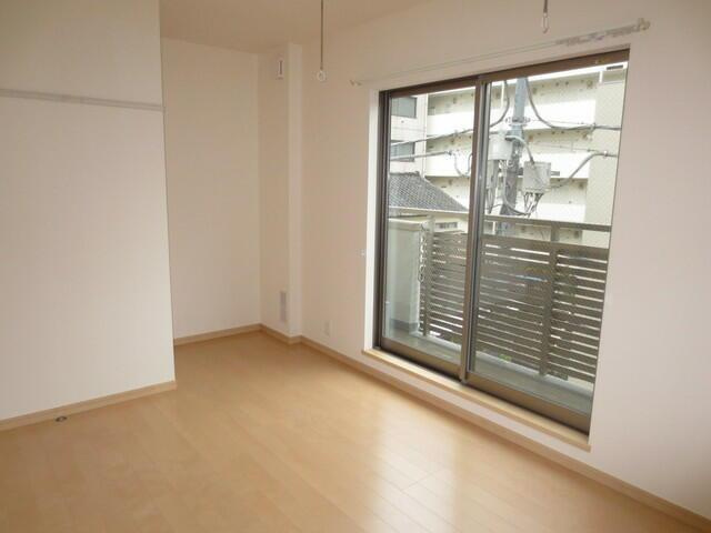 パインヒルズの洋室|明るいお部屋です