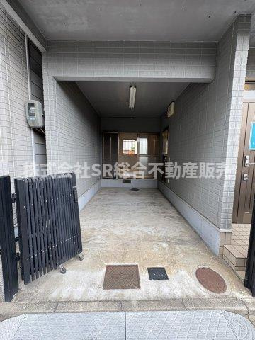 稲葉2丁目中古戸建の駐車場|ビルトインガレージと家を行き来でき雨の日濡れないので便利です！