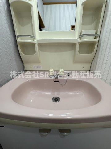 稲葉2丁目中古戸建の独立洗面台|弊社は、工務店と関係強化を徹底し、世界情勢やナフサショックの影響を受けずに材料確保を行い、納期も遅れることがございませんので、心配ご無用です！お気軽にご相談下さい。