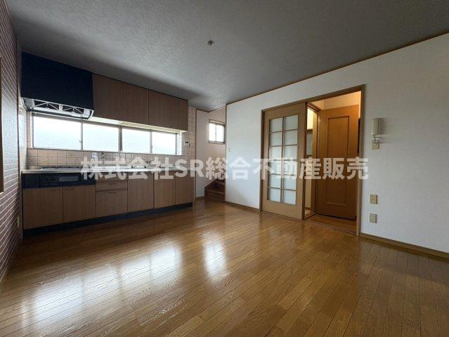 稲葉2丁目中古戸建の居間・リビング|当日予約も大歓迎です！土日祝、雨の日やお子様連れのお客様の送迎も可能ですのでお気になさらずお問合せ下さい。お仕事終わりのお時間にも柔軟に対応致しますのでお気軽にお申し付け下さいませ。