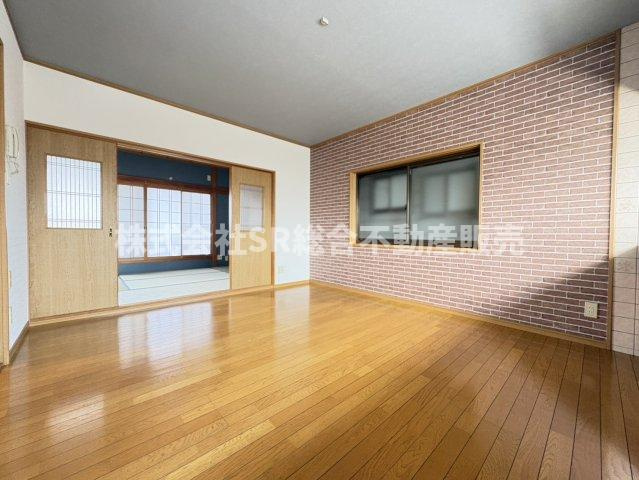 稲葉2丁目中古戸建の居間・リビング|リビングは8帖ですが隣の和室と合わせれば広々とした空間になります！