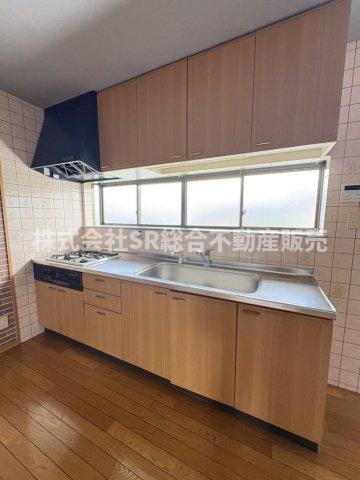 稲葉2丁目中古戸建のキッチン|落ち着いたブラウンのシステムキッチン♪快適にお料理できます！