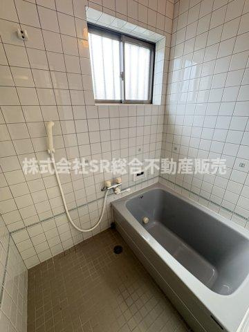 稲葉2丁目中古戸建の浴室|お風呂には窓もあり、換気がバッチリとできます☆
