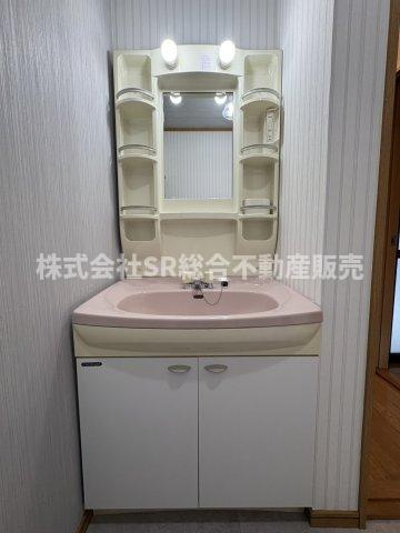 稲葉2丁目中古戸建の独立洗面台|独立洗面台、小物を置くことができて便利です