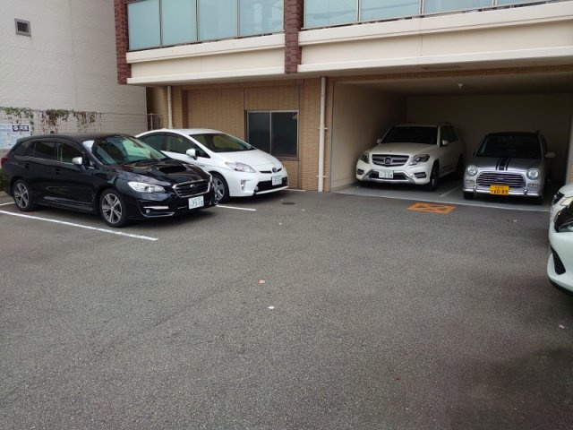 グリシーヌの駐車場