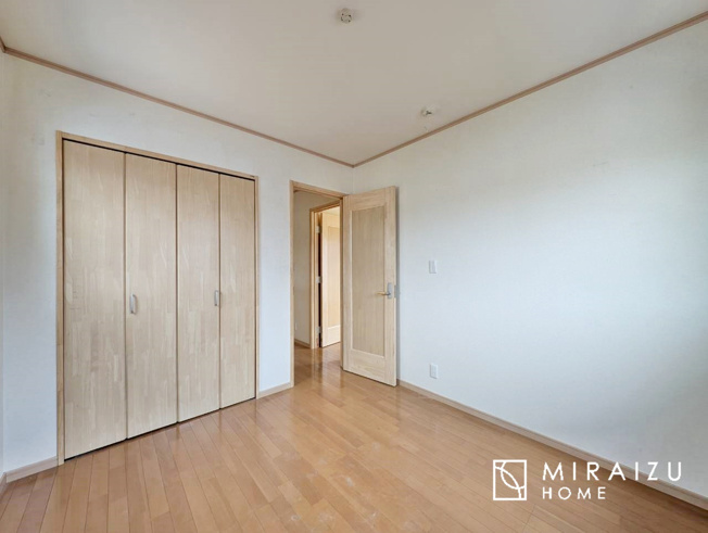 【子供部屋】 | 床のフローリングもオシャレな洋室が嬉しいです。独立性のある住宅ですので、各居室それぞれ、テイストの違うお部屋インテリア造りをしても面白いかもしれませんね！