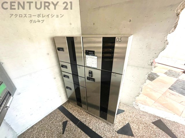 宅配ボックスは荷物の受け取りや配達が便利で安全です。不在時でも荷物が確保され、盗難や損傷のリスクが減少。受け取り時間の柔軟性が向上。外出先からでも荷物の受け取りや預けが可能となります。
