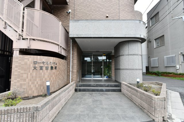 ローヤルシティ大宮吉敷町のエントランス