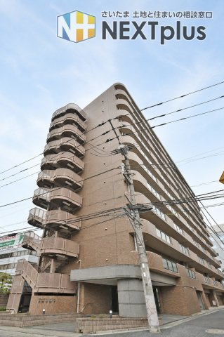 ローヤルシティ大宮吉敷町の外観|【外観】JR「大宮」駅徒歩8分。さいたま市大宮区吉敷町、2000年11月築のマンション。セキュリティ面も安心してお過ごしいただけるオートロック付き。都心近接の利便性と日々の安心を両立させる一棟です。