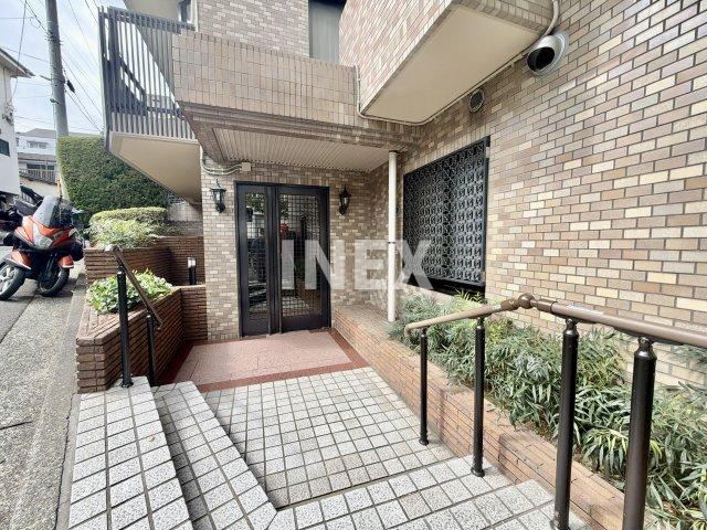 横浜市西区南軽井沢の賃貸マンションのエントランス