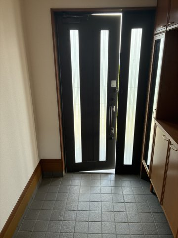 大字小串　２階建て　4SLDKの玄関