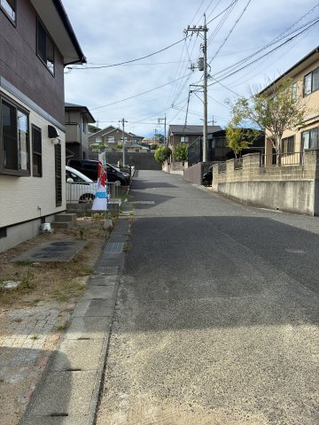 大字小串　２階建て　4SLDKの前面道路含む現地写真