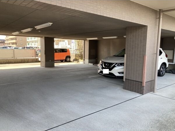 アーバンビル早川の駐車場