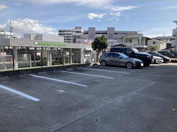 アーバンビル早川の駐車場