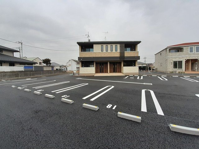 アール　ホームズⅠの駐車場