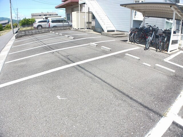 フラット長松Ａの駐車場