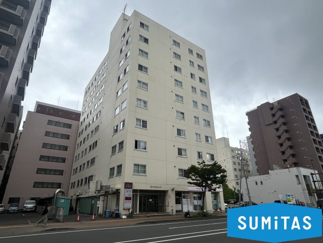 【外観】地下鉄「北18条」駅徒歩3分！スーパーや学校が近くの2LDKです。