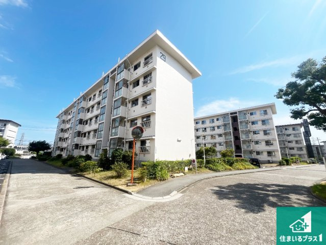 明舞9団地29号棟の外観|周辺は閑静な住宅街！前面道路広々で車の出し入れも便利です。駐車が苦手な方でも安心して車庫入れできます！