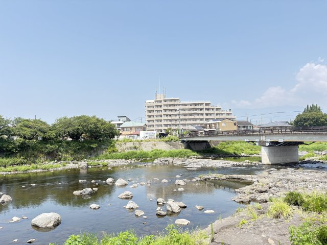 プリンスガーデン沼津　沼津市大岡の外観|公園（黄瀬川）からの当物件写真です。