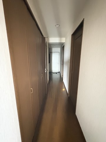 プリンスガーデン沼津　沼津市大岡のその他|廊下にも収納スペースがあり、生活感を抑えたすっきりとした住空間を保てます。