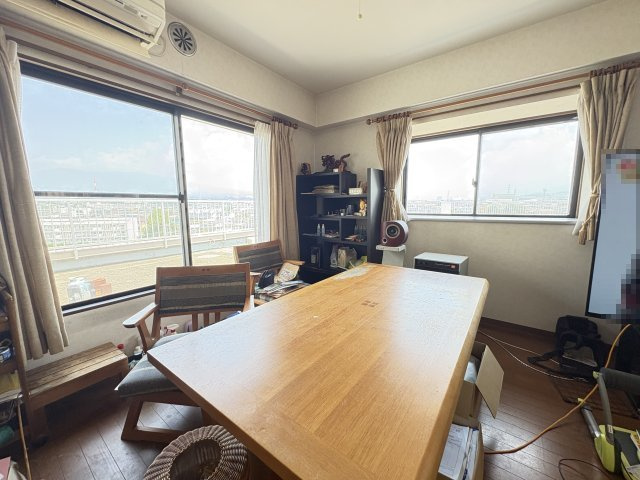 プリンスガーデン沼津　沼津市大岡の居間・リビング|窓から心地よい自然光が差し込み、ご家族がくつろげるリビングです。
