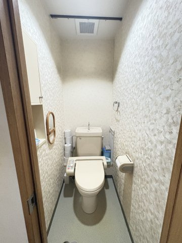 ウィスティリアコート平町　沼津市平町のトイレ|白色を基調としたトイレは清潔感あふれる明るい空間に仕上がっています。