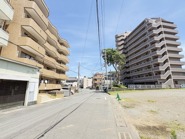 ウィスティリアコート平町　沼津市平町の外観|道路からの現地です。