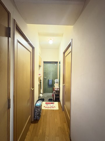 ウィスティリアコート平町　沼津市平町のその他|玄関からリビングへと続く廊下です。