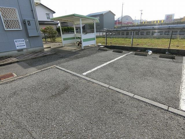 フラット長松Ｂの駐車場