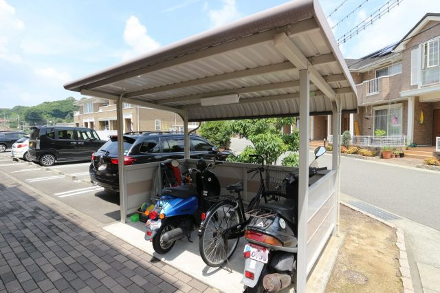 シャトーシモハタ3の駐車場