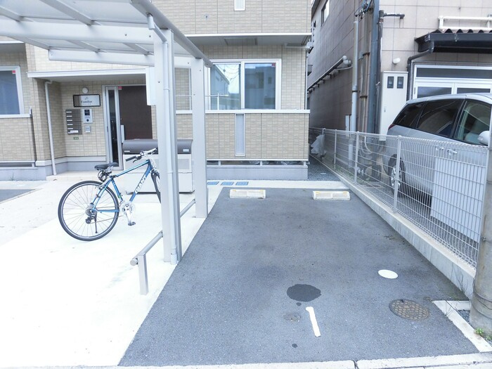 ファミリアの駐車場