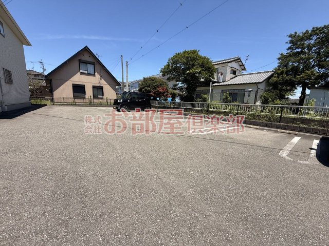 プラシードの駐車場|駐車場があるので、車を買う予定の方も安心です