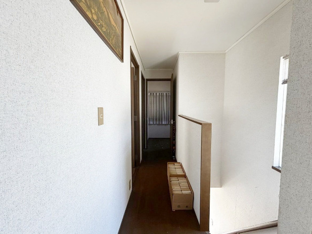 「書斎＆WIC完備」香南市野市町母代寺　中古一戸建てのその他|各居室への動線がスムーズ！明るく風が通る2階廊下スペース。