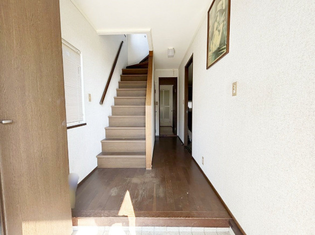 「書斎＆WIC完備」香南市野市町母代寺　中古一戸建ての玄関|明るい陽光が差し込む、開放的で清潔感のある玄関ホール。