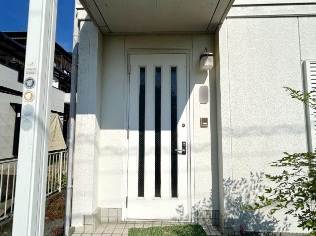 「書斎＆WIC完備」香南市野市町母代寺　中古一戸建ての玄関|鍵交換予定。防犯面も安心！清潔感のあるスマートな玄関ドア。