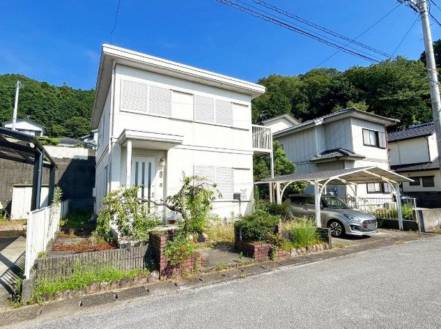 「書斎＆WIC完備」香南市野市町母代寺　中古一戸建ての外観|陽当たり良好な閑静な住宅街の一戸建て。