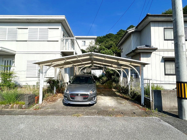 「書斎＆WIC完備」香南市野市町母代寺　中古一戸建ての駐車場|駐車場拡張工事でさらにお車が止めやすくなります。
