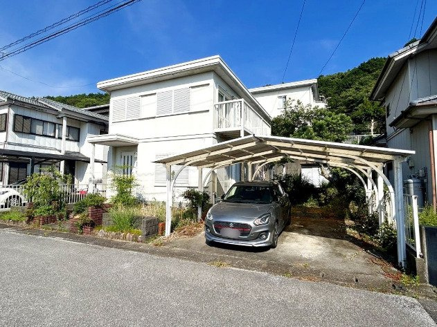 「書斎＆WIC完備」香南市野市町母代寺　中古一戸建ての前面道路含む現地写真|大型車や出し入れも安心です♪
