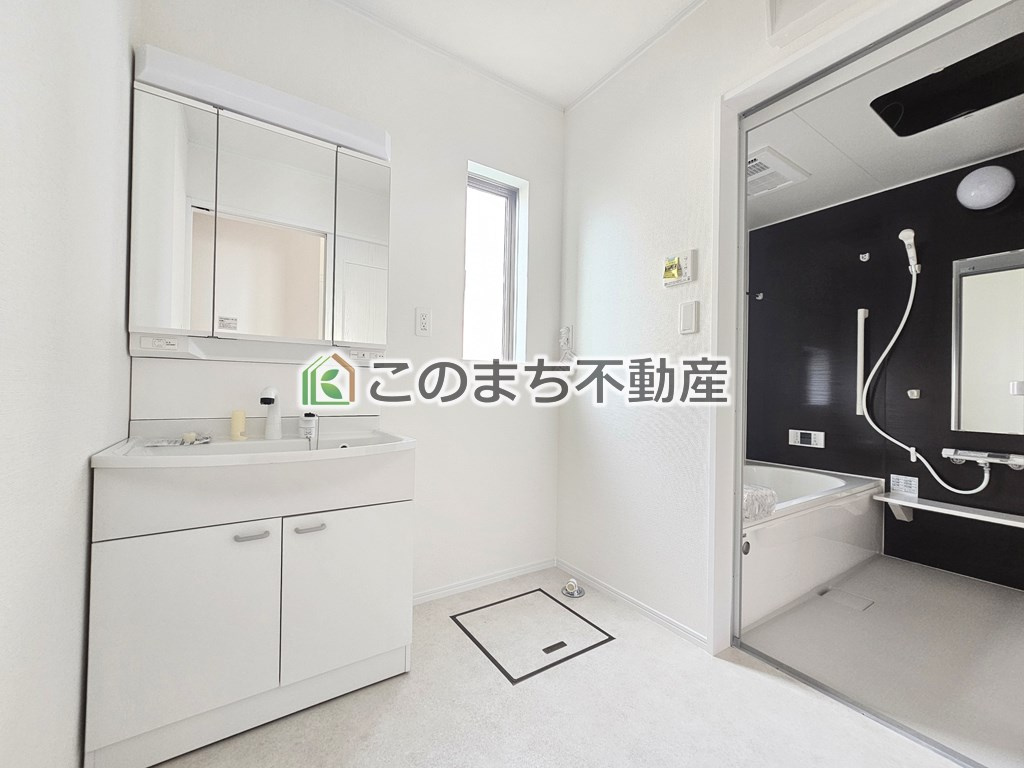 ハートフルタウン宇都宮市東町184番の洗面所|同社施工物件の写真です。※建具やフローリング、その他仕様が違う場合がございます。シャンプードレッサーで朝の身支度♪伸びるホースでお掃除も簡単清潔です！