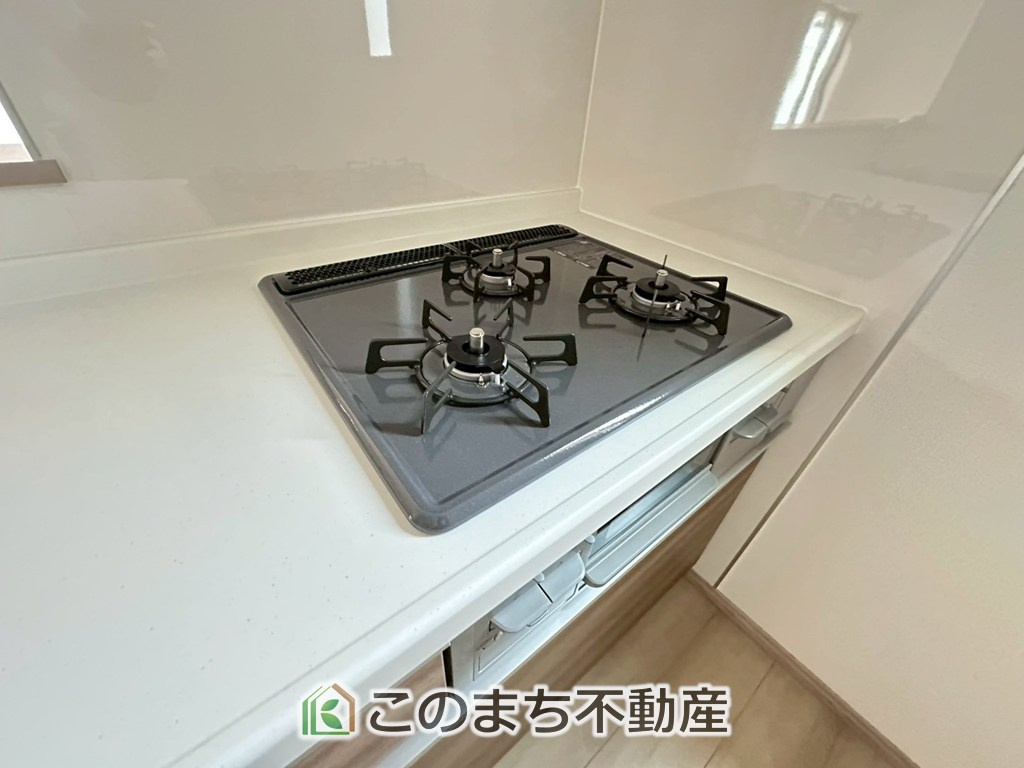 ハートフルタウン宇都宮市東町184番のキッチン|三ツ口コンロ採用で、同時調理もスムーズ◎！お料理を並べられるカウンター付きで、配膳・片付けをサポート！リビングで過ごすご家族とコミュニケーションを楽しみながら作業可能です♪