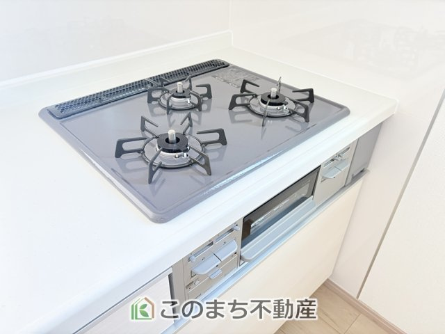 ハートフルタウン宇都宮市東町184番のキッチン|三ツ口コンロ採用で、同時調理もスムーズ◎！お料理を並べられるカウンター付きで、配膳・片付けをサポート！リビングで過ごすご家族とコミュニケーションを楽しみながら作業可能です♪