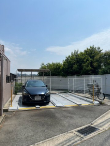 ロイヤルヒルズ舞子の駐車場