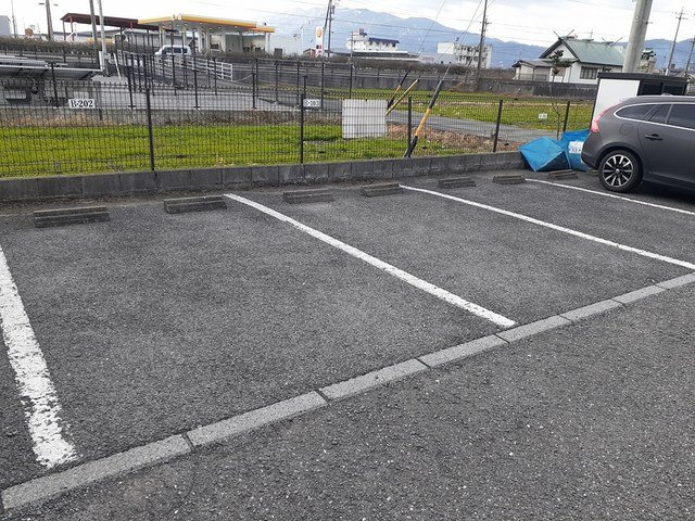 フラット長松Ｂの駐車場