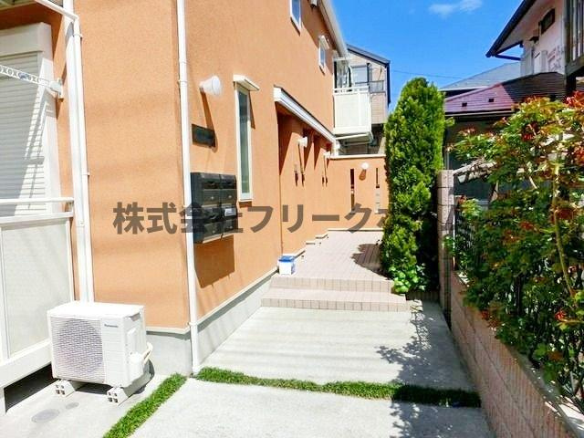 武蔵野市中町２丁目のアパートのエントランス