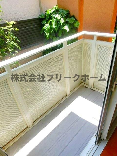 武蔵野市中町２丁目のアパートのバルコニー
