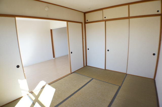 エスポアール如春堂の居間・リビング|南向きに面した明るい部屋