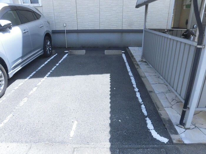 シャルムの駐車場