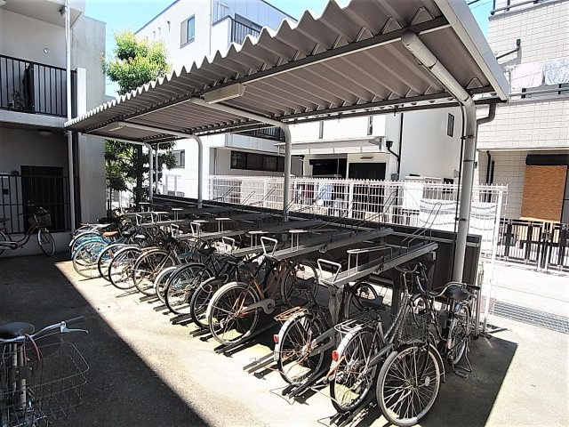 ミモザの館のその他共用部分|屋根付きの駐輪スペース