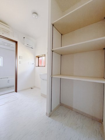 【中古戸建】児玉郡上里町大字七本木の独立洗面台|■洗面室｜リネンスペースには、タオルやバスタオル・着替えなどが置けるので大変便利です♪買い置きした洗剤もしまえてどんな時も綺麗な状態を保てます♪