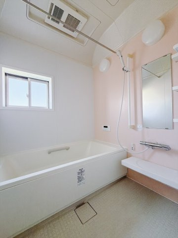 【中古戸建】児玉郡上里町大字七本木の浴室|■浴室｜デザイン性に優れた浴室♪1日の疲れを癒す、ゆったりとしたバスタイムをぜひお過ごしください(*＾＾*)大きな窓付きで嬉しい♪
